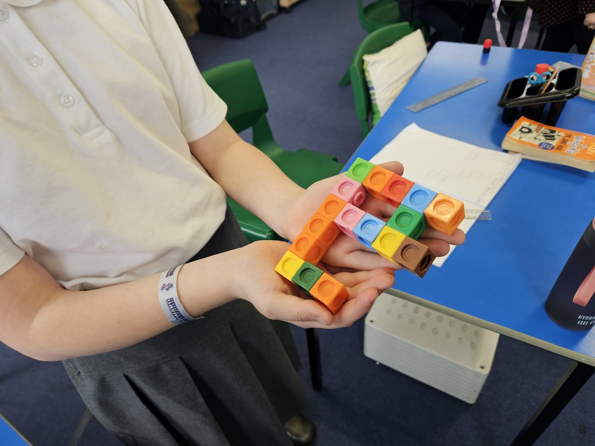 BatsBCP's tweet photo. This morning we are using multilink to explore different ways of creating rectilinear shapes @BeechesCP https://t.co/9TZxKFtCbP