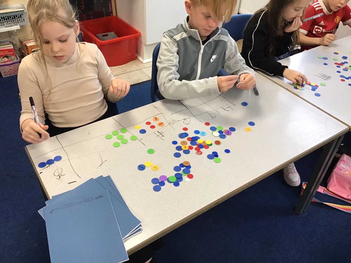 Y3SJV's tweet photo. In #SJV3H this morning we have been looking at subtracting using the abstract (counters) to help us visualise the calculations #SJVMaths https://t.co/OEgDMFecuS