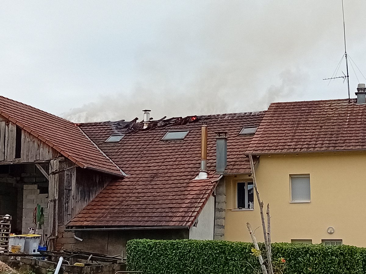 🚨1er novembre 🔥 Charmois : Alertés pour un feu de corps de ferme | feu de toiture - 300m2 impactés | 6 occupants évacués | 4 lances en action | éviter la propagation | extinction -> dégarnissage | opération de longue durée