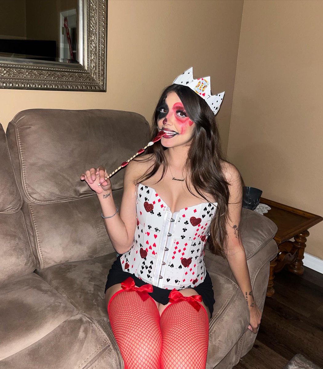 savannahannise's tweet photo. one of halloween looks for 2023🖤❤️ https://t.co/KtfwnbIDA9