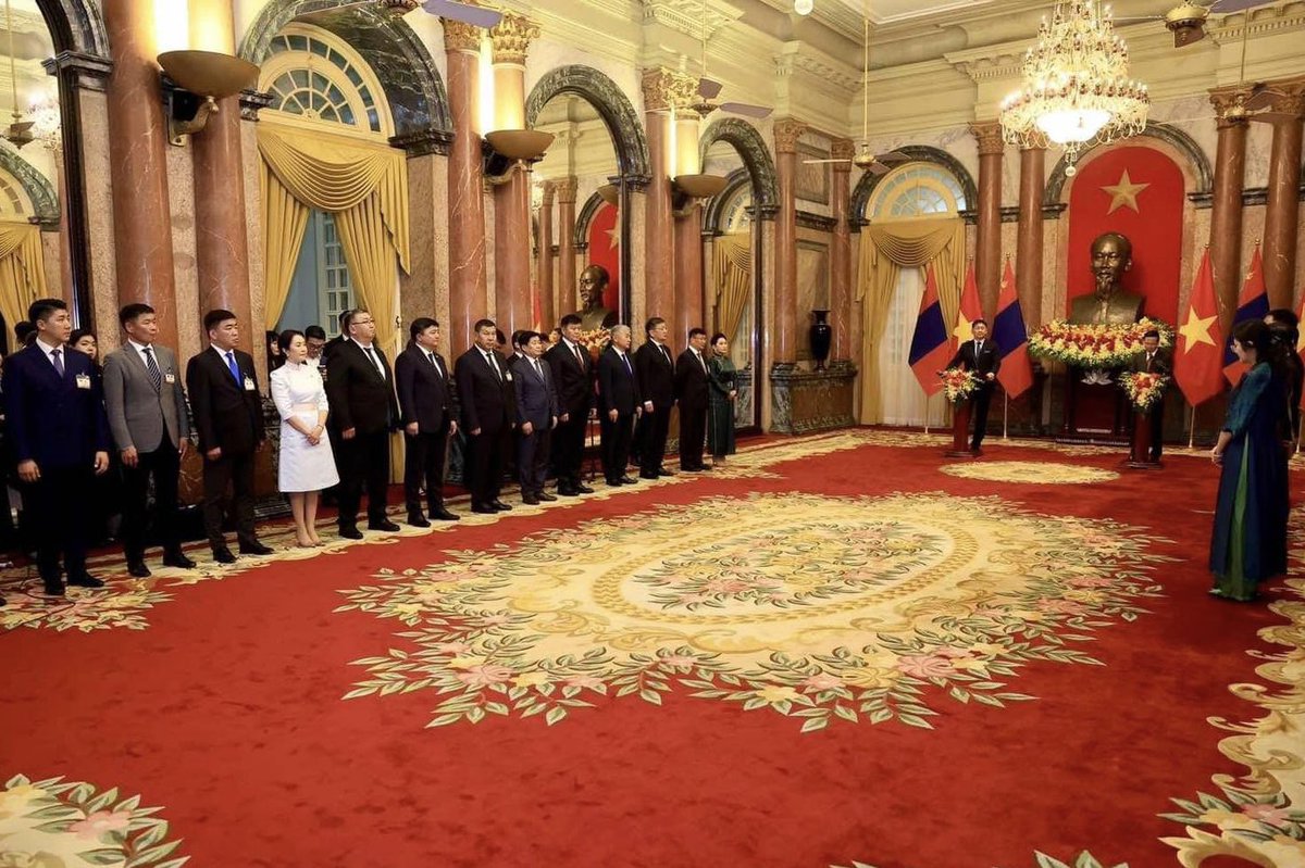 Ерөнхийлөгч У.Хүрэлсүхийн Вьетнам улсад хийж буй төрийн айлчлалаар: 
1.2 орны худалдааны эргэлт 85 сая доллар байгааг 200 саяд хүргэхээр зорино.
2.Шууд нислэгтэй болж, ирэх оны 1-р сарын 1-нээс визгүй болов.
3.Вьетнам улсаас импорлох цагаан будааны чанарыг сайжруулах, тогтвортой