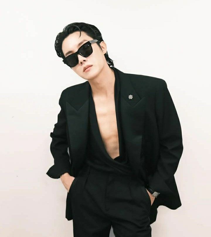 Currently, jhope is the only K-soloist to have all the tracks from an album enter Spotify USA Chart with "Jack In The Box"!