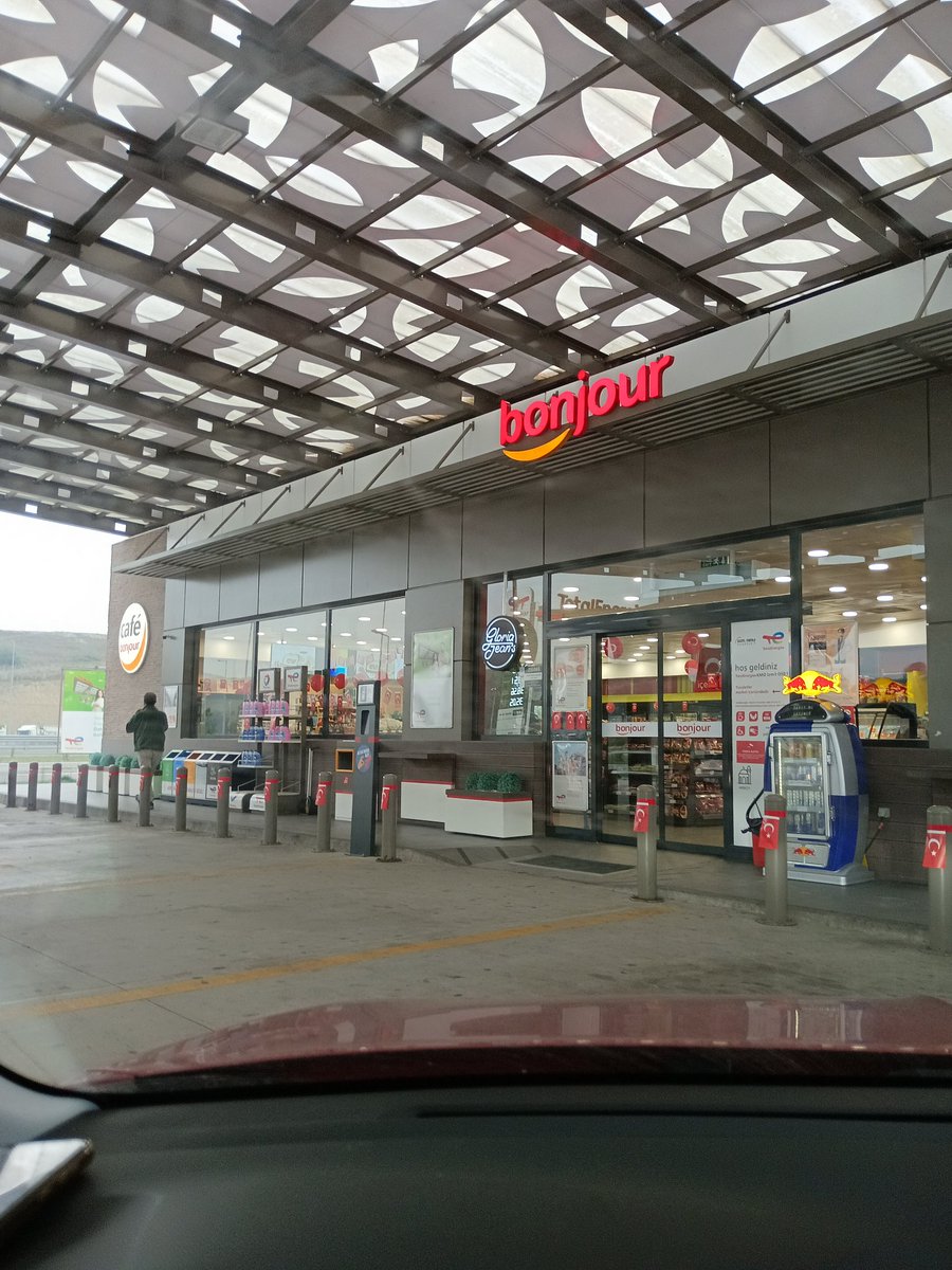 Kuzey Marmara otoyolunda Sakarya yönüne doğru sevindikliyi geçince ilk <a href="/TotalEnergiesTR/">TotalEnergies Türkiye</a> <a href="/TotalEnergies/">TotalEnergies</a> istasyonu tam bir soyguncu...yuh yani ayıp bu  fiyatlar ,bir gofret markette 7 TL burada da 10-11 tl olabilir burda herşey tam 2 katı..!@ticaret