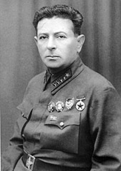 Мехлис Лев Лазаревич - тупая кровавая свинья Перед войной ликвидировал 3 из 5 советских маршалов, 13 из 15 командующих армиями, 57 из 85 командующих корпусами и 110 из 195 командиров дивизий
Что привело к провалу обороны
Принёс горя русским людям не меньше фашистских палачей