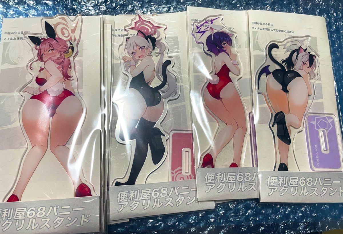 陸八魔アル(ブルアカ) ,浅黄ムツキ(ブルアカ) 「11/5のサンクリで再販するアクスタが無事用意出来ました(アルちゃんは横幅が大き」|URAN✦コミティアあ16aコミ1J01bのイラスト