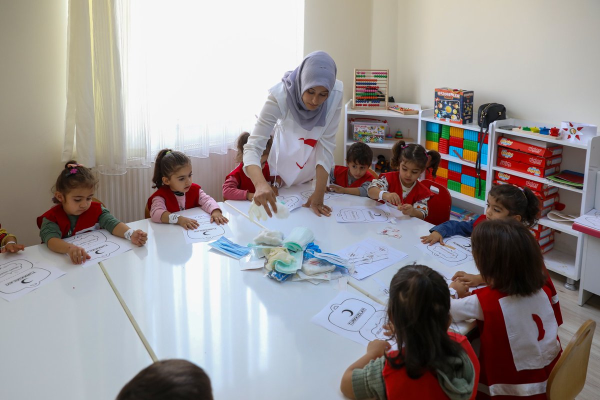 Diyarbakır Büyükşehir Belediyesi,okul öncesi eğitime destek vermek amacıyla,gündüz Bakımevinde çocuk-lara yönelik ücretsiz hizmet vermeye devam ediyor. Sosyal Hizmetler Daire Başkanı Bayram Sezgin,800 öğrenciye okul öncesi eğitim verdiklerini,kayıtlar yıl içerisinde devam etmekte