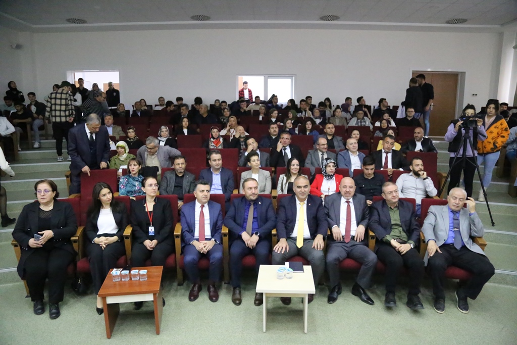 aksarayedutr's tweet photo. Veteriner Hekim Adayı 64 Öğrenci Beyaz Önlüklerini Giydi

Aksaray Üniversitesi (ASÜ) Veteriner Fakültesindeki eğitimlerine bu yıl başlayan öğrenciler için “Beyaz Önlük Giyme” töreni düzenlendi. Fakülte Konferans Salonu’ndaki etkinliği akademisyenler ve öğrencilerin yanı sıra öğrenci velileri de izledi.

🔗https://t.co/LcFDJzNj90