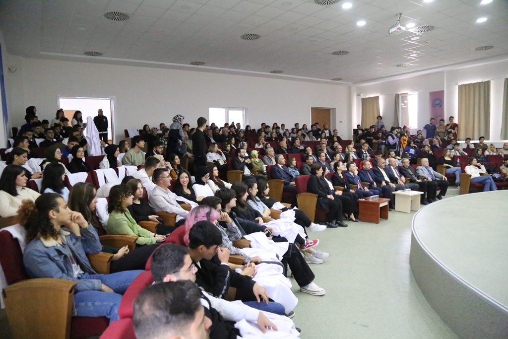 aksarayedutr's tweet photo. Veteriner Hekim Adayı 64 Öğrenci Beyaz Önlüklerini Giydi

Aksaray Üniversitesi (ASÜ) Veteriner Fakültesindeki eğitimlerine bu yıl başlayan öğrenciler için “Beyaz Önlük Giyme” töreni düzenlendi. Fakülte Konferans Salonu’ndaki etkinliği akademisyenler ve öğrencilerin yanı sıra öğrenci velileri de izledi.

🔗https://t.co/LcFDJzNj90