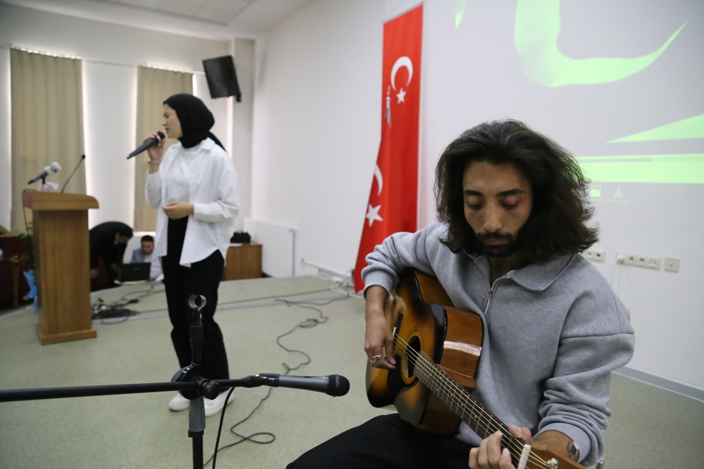 Veteriner Hekim Adayı 64 Öğrenci Beyaz Önlüklerini Giydi

Aksaray Üniversitesi (ASÜ) Veteriner Fakültesindeki eğitimlerine bu yıl başlayan öğrenciler için “Beyaz Önlük Giyme” töreni düzenlendi. Fakülte Konferans Salonu’ndaki etkinliği akademisyenler ve öğrencilerin yanı sıra