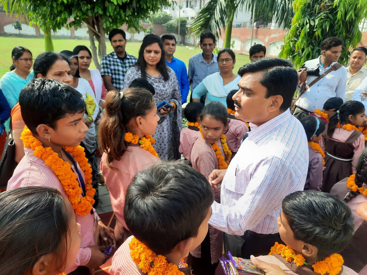 Dm_Aligarh's tweet photo. समग्र शिक्षा के अंतर्गत परिषदीय विद्यालयों में अध्यनरत 150 दिव्यांग बच्चों के एक्सपोजर विजिट कार्यक्रम के तहत बस को हरी झंडी दिखाकर आगरा के लिए रवाना किया।
@CMOfficeUP @ChiefSecyUP @InfoDeptUP  @UPGovt https://t.co/ZSz7bvDs95