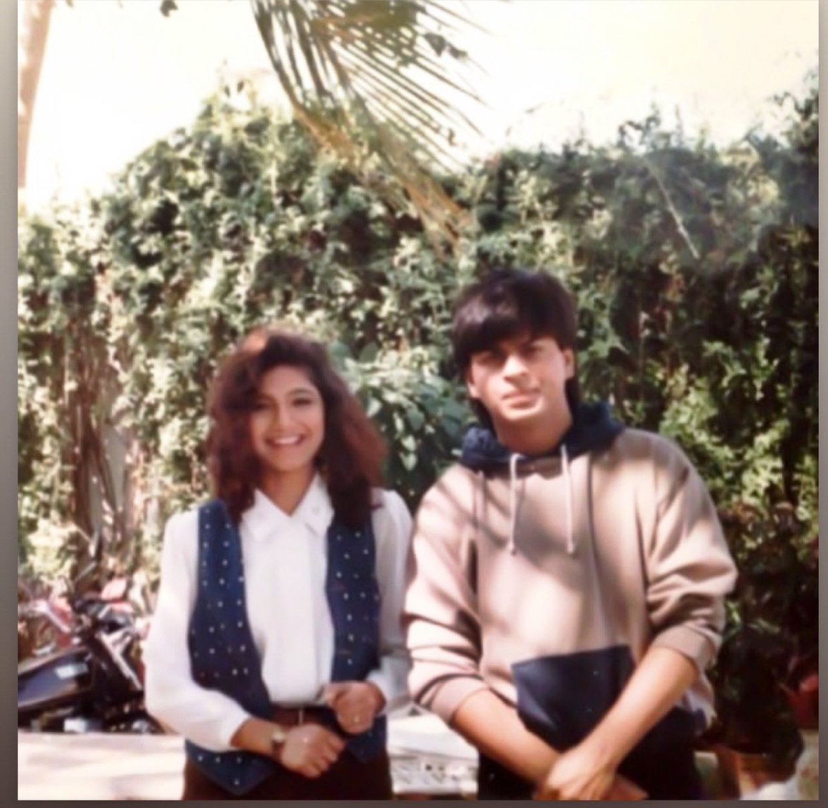 aartiinaagpal's tweet photo. Happy Birthday 
My first hero, first crush .. king of hearts @iamsrk 
This picture was taken on the set’s of Guddu ..
Jab hum dono bachhe the….. 
love you to the moon and back ✨🤍
#HappyBirthdayShahRukhKhan  #ShahRukhKhan 💝 https://t.co/SGavgtV7ZK
