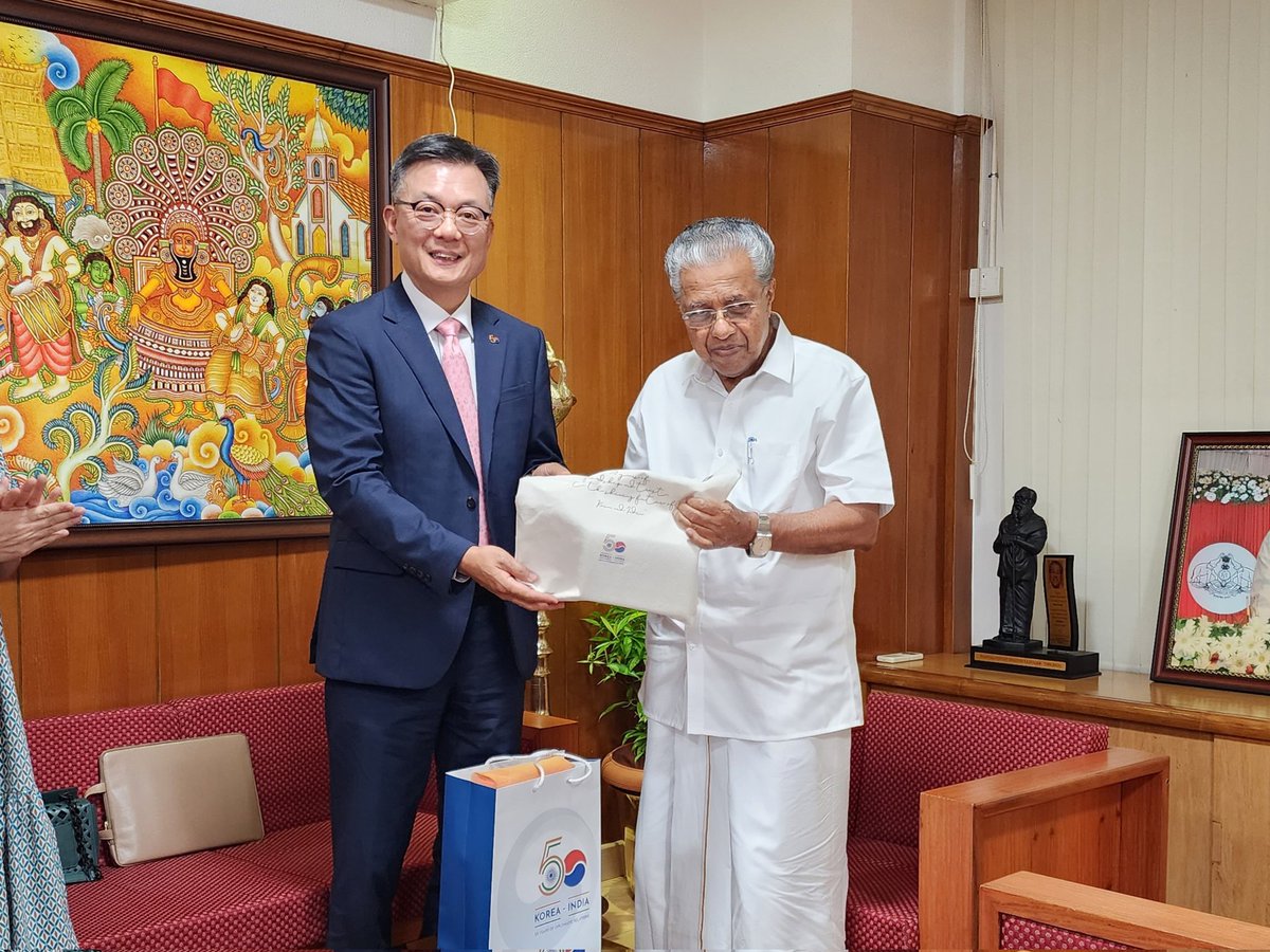 On November 2nd, Ambassador @ChangJaebok1 met @pinarayivijayan, Honorable Chief Minister of Kerala and exchanged views on how to expand the economic and people-to-people ties between Korea and Kerala.