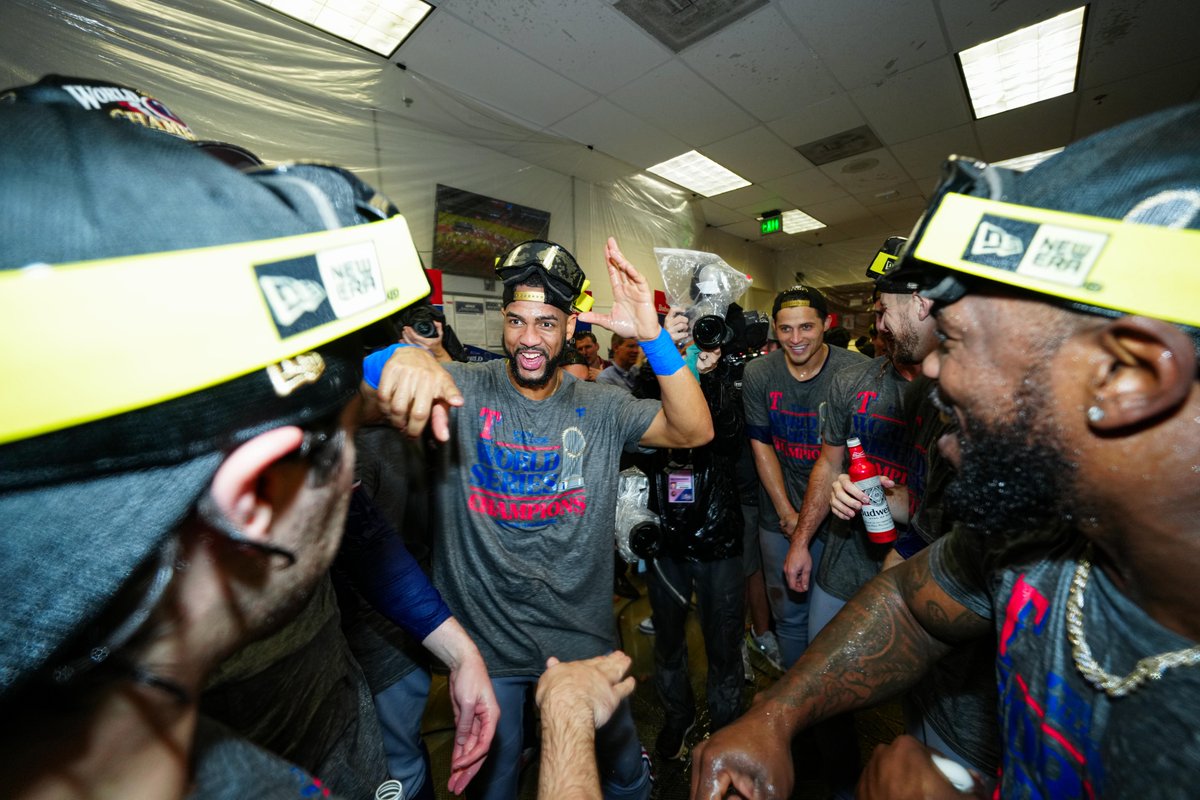MLBDominicana's tweet photo. Se escucha hasta en Quisqueya: "¡DOMINICANO (Y CAMPEÓN) SOY!" 🎶 #WorldSeries https://t.co/XTXQ0s7MtY