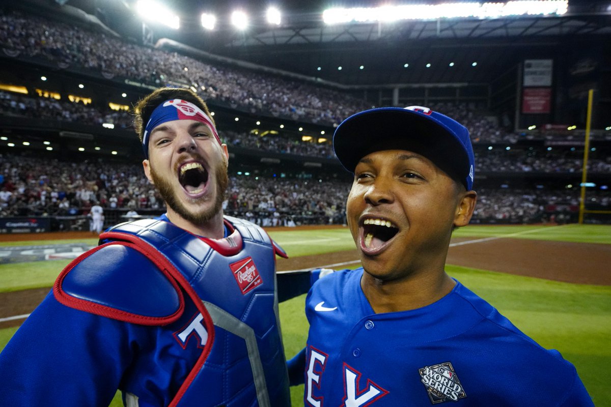 MLBDominicana's tweet photo. Se escucha hasta en Quisqueya: "¡DOMINICANO (Y CAMPEÓN) SOY!" 🎶 #WorldSeries https://t.co/XTXQ0s7MtY