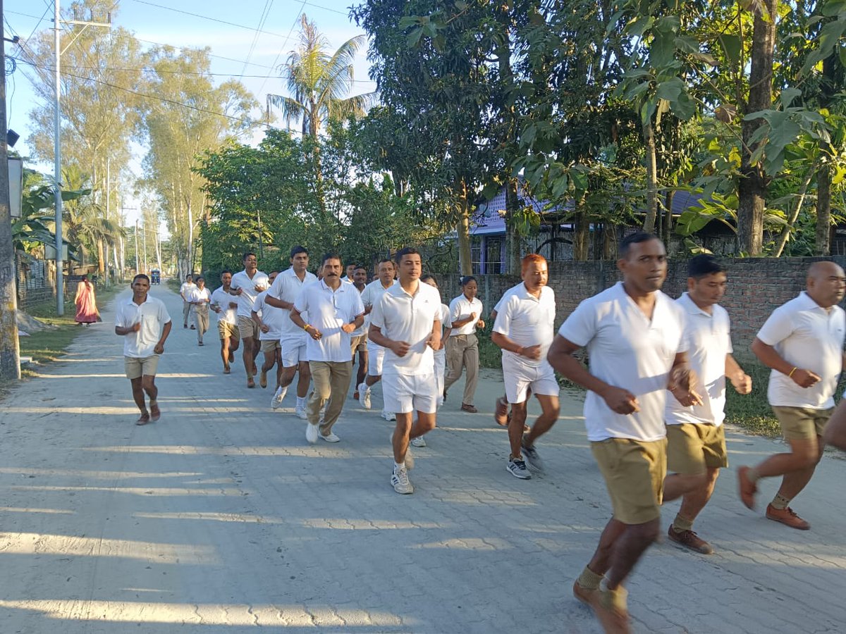 Rise & Shine! Our police team started the day with a morning run to stay fit & ready for action! Let’s motivate each other to be fit & lead by example! @CMOfficeAssam @assampolice @DGPAssamPolice