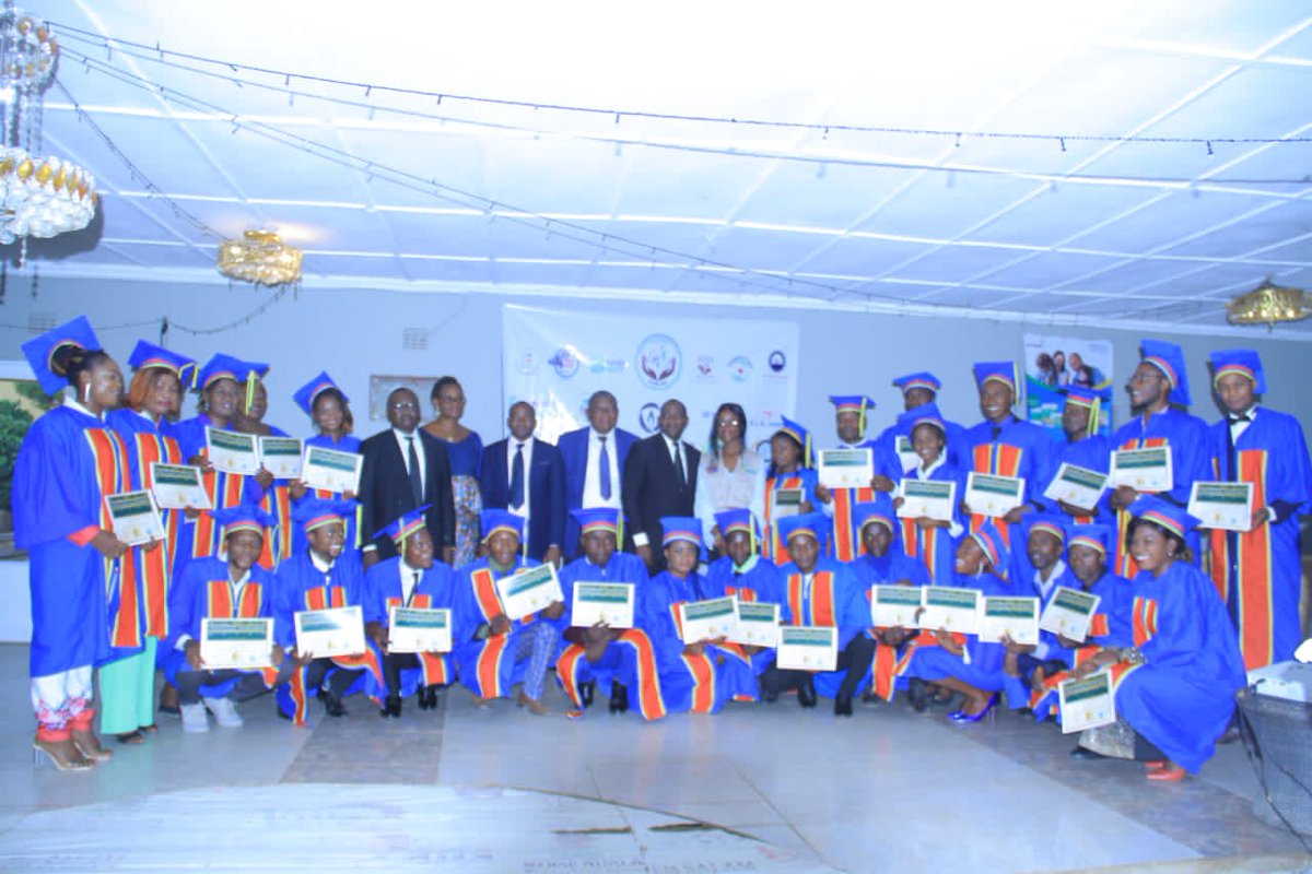 apdi_le10289's tweet image. L'ONG #APDI  a pris part le dimanche 29 octobre à #Kipushi (Haut-Katanga), à la cérémonie de remise des certificats Master of business in the street(MBS) organisée par l'ONG en partenariat avec ''Interweave Solutions''.
@JohnMatadi @JeunesseCN_RDC @MauricetteYowa7