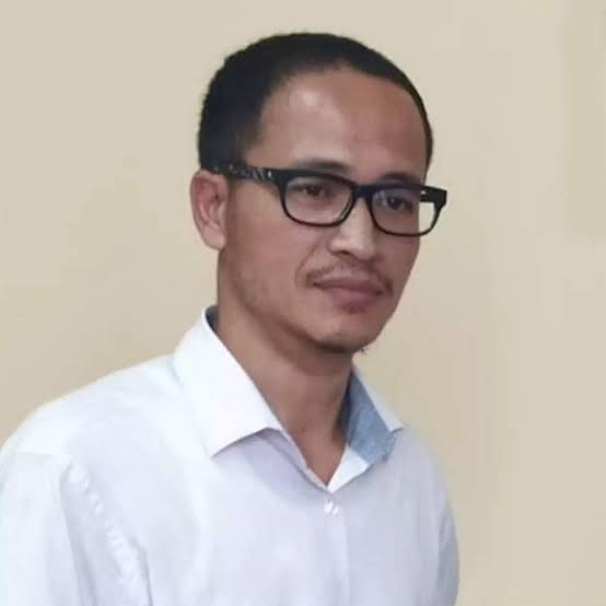 Hey Mr. Lie-tinthang <a href="/DrLamtinthangHk/">Dr. Lamtinthang Haokip</a>, you win. No one can lie better than you. Your entire community and #KukiMilitants and their #KukiLies are proud of you now but #KukiLiesXposed awaits.
P.S: A pic of you when you were happier and you didn't lie vs you now.
#ManipurFightsBack