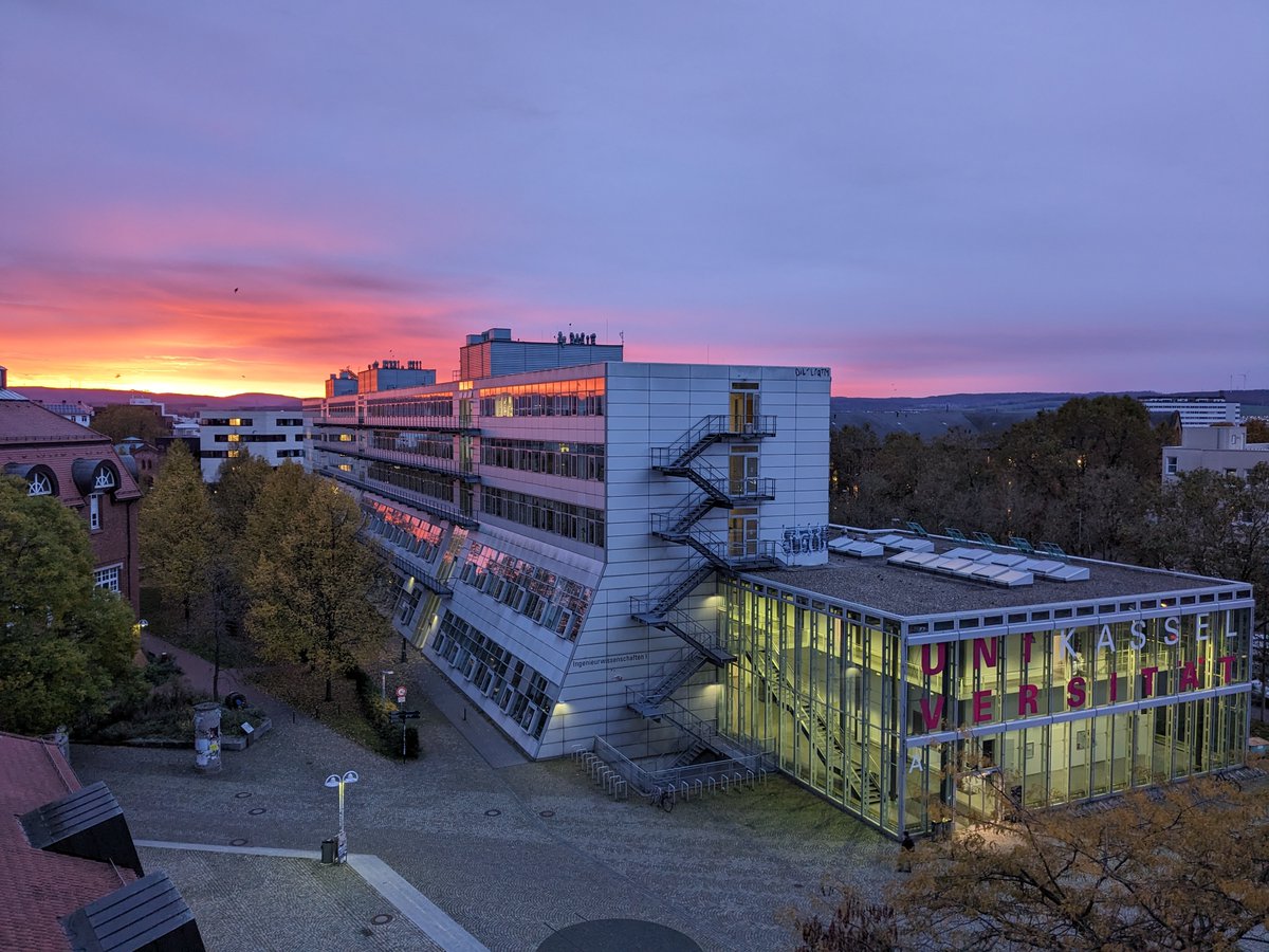 And another beautiful day starts at @uni_kassel.

@StadtKassel #dawn #perfectview #office