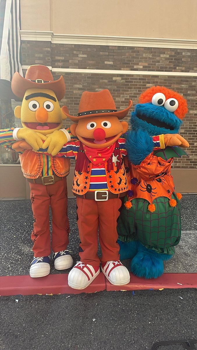 samy_usj's tweet photo. 今日はたくさん会えたよ！
お誕生日おめでとう🎂🎊🎉

#USJ #USJハロウィン #USJファン https://t.co/Z9EkOJ4MGt
