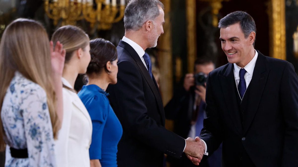 Buenos días España 🇪🇸por la mañana dando un apretón de manos y por la tarde perpetrando el ataque a la Democracia. El Tirano de Sánchez nos está conduciendo a la destrucción Nacional,vamos de cabeza a un Dictadura.