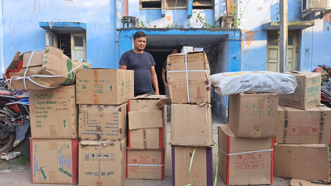 dcpnorthhcp's tweet photo. To observe pollution free festivals, raids and nakas are going on various places under HPC against illegal and banned firecrackers.  In this process Jagdishpur OP and Liluah PS seized approx 1300 Kg firecrackers  and arrested three persons from various places on 1 /11/23. https://t.co/TbANMo818Z