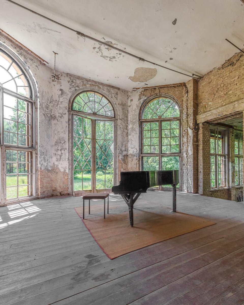 markusleandernl's tweet photo. A.CURE.FOR.WELLNESS

Earlier this year I finally got the chance to explore this abandoned sanatorium. For years I wanted to go and finally it happened. We wandered around for hours....

Take a look at my website for more abandoned places https://t.co/RHwzkzIYgg https://t.co/FjK92BYZ5r