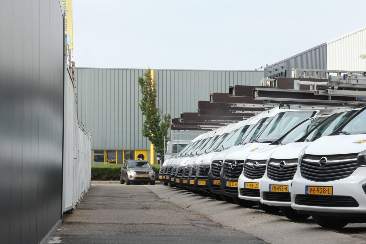 TST_BV's tweet photo. 𝗖𝗼𝗱𝗲 𝗼𝗿𝗮𝗻𝗷𝗲 - 2 november 2023
In de westelijke kustgebieden worden er weer zware windstoten verwacht. Neem alle voorgeschreven maatregelen van uw verzekering. Voorkom en beperk schade aan de kas, want we zijn nog volop bezig met herstel. https://t.co/fRt4J4O0DA