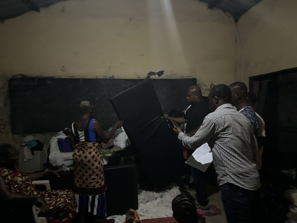 S_OkudzetoAblak's tweet photo. Last night, I supervised a mop up exercise in our displaced camps with the objective of handing out new mattresses to VRA-induced flood victims who may not have benefited from our earlier mattress distributions. 

As the most affected constituency in the country with as many as 21 displaced camps and 12,633 displaced persons according to official NADMO statistics, we are determined at ensuring that no relief item lies idle while people suffer.

It was a terribly traumatizing night for me — no human being deserves to live in classrooms, particularly after losing everything they have toiled for all their lives. 

I shall not relent in seeking JUSTICE for my devastated constituents.

May God help us. 🙏🏾