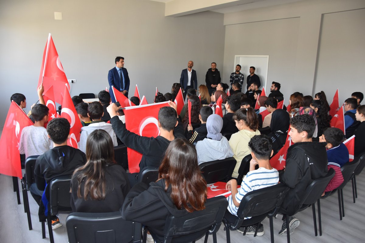 igdirmem76's tweet photo. Milli Eğitim Müdürümüz Sn. Servet CANLI, Enver Bey Ortaokulu'nu ziyaret ederek Cumhuriyetimizin 100. Yılı kapsamında yapılan ve Doç. Dr. Suna ALTAN' ın konuşmacı olduğu söyleşiye katıldı.
@tcmeb @Yusuf__Tekin @valiercanturan @canl_servet https://t.co/rJi7wj2U1j