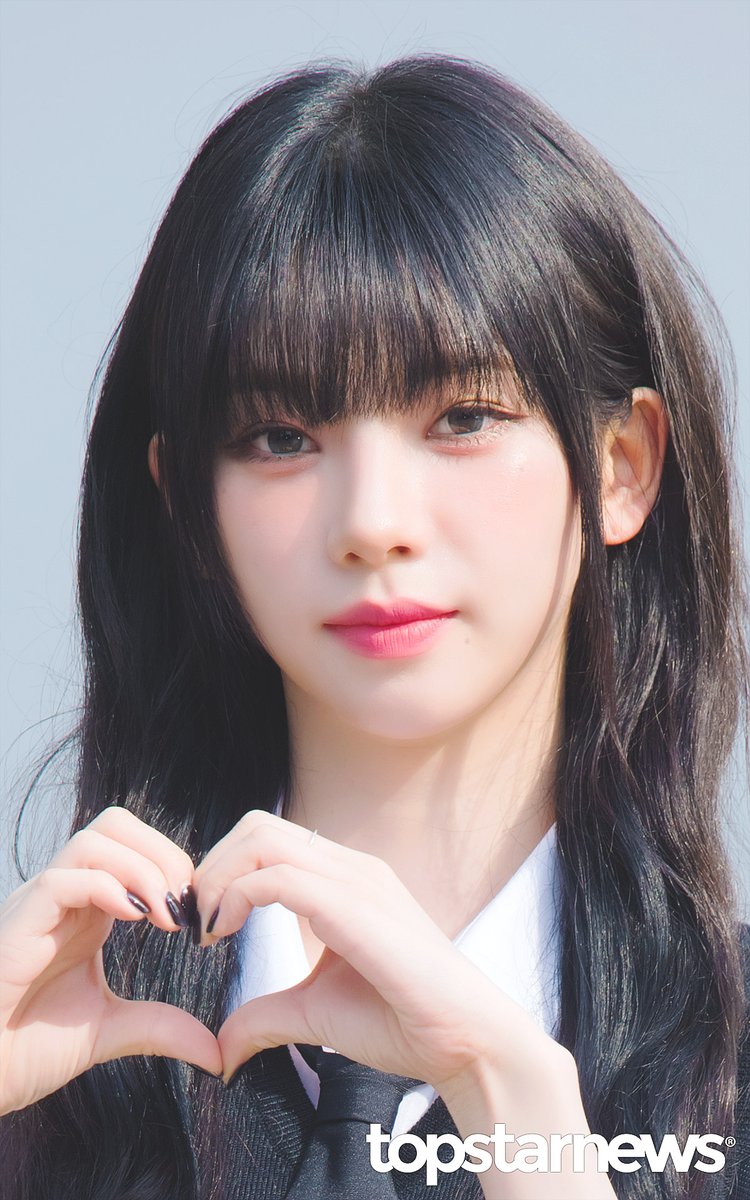 에스파(aespa) 카리나, ‘크게 보고 싶은 예쁨’ (아는형님 출근길) [HD포토] #카리나 #에스파 #aespa #아는형님 #출근 #퇴근 #프리뷰 topstarnews.net/news/articleVi… <- Original Photo