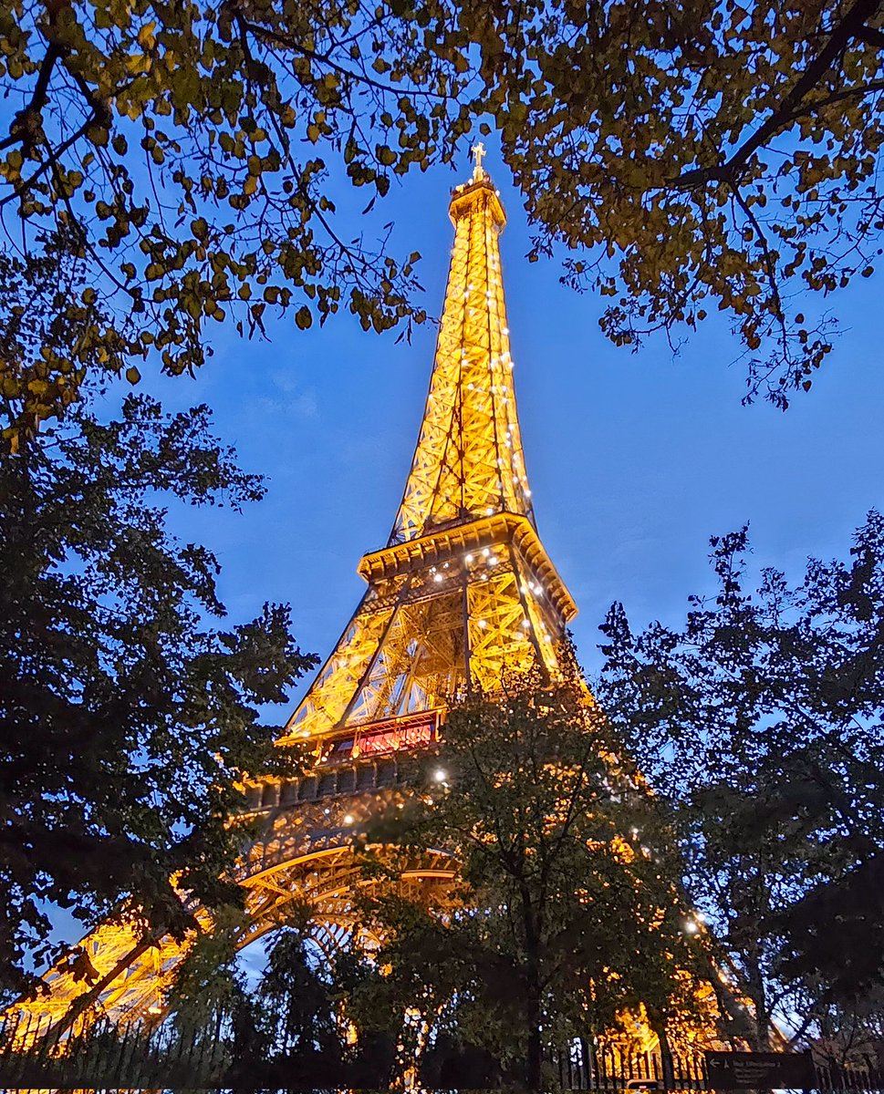 Bonjour Twitter ! Pour ce #jeudiphoto on oublie #cnews et la tempête #Ciaran pour prendre le temps d'observer la dame de fer, notre belle tour eiffel de Paris.
Profitez bien 🧡 #monsieurjetlag