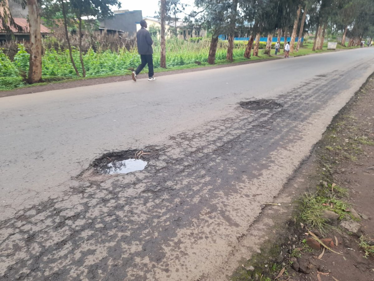 Mamaurwagasabo1's tweet photo. Basannye umuhanda Musanze-Cyanika bikiza Perezida ubwo yaragiye gusoza itorero ry'Indangamirwa icyicaro cya 13 i Nkumba @BureraDistrict bahita bacumbikira mu #gahunga none kuri ubu uyu muhanda mpuzamahanga wabaye nk'igisoro,abaturage barasaba ko ukorwa.
https://t.co/AcgnpTBWgb https://t.co/mzfAokxdBu