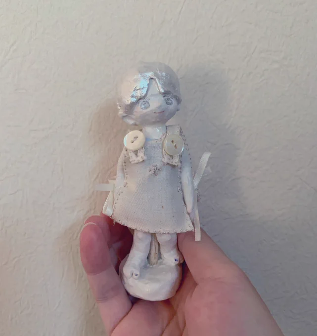 試作品 ちょっとおっきかったので 女の子に着せました。 もう少し小さく作らないと 足が見えない あとボタンの存在感‥ ビーズとかで代用しようかな。
