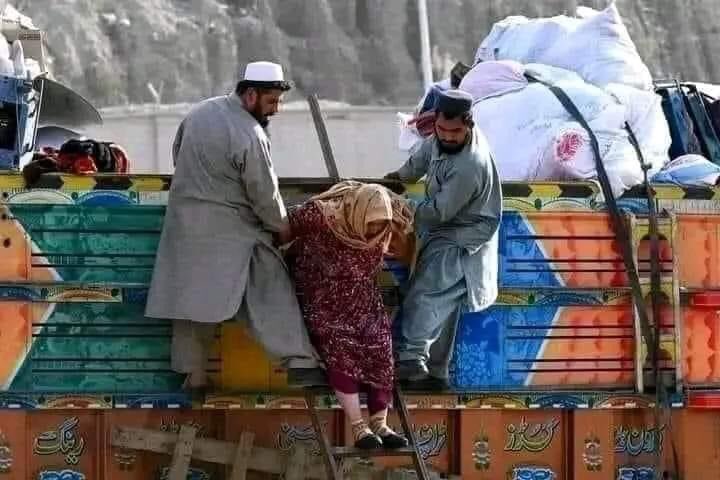 چا یې پلؤ لیدلی نه وو

اوس د تورخم پرلوري ځي سرتور سرونه💔