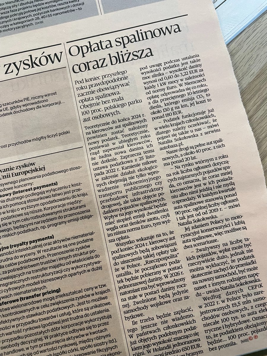 annabrylka's tweet image. Kamienie milowe #KPO wprowadzają opłatę od rejestracji auta spalinowego od 2024 r. i podatek od własności auta spalinowego od 2026 r. Jakie będą stawki, na razie nie wiadomo. W Polsce mamy 19,5 mln aut spalinowych, z czego niecałe 100 tys. to auta elektryczne i hybrydowe⤵️