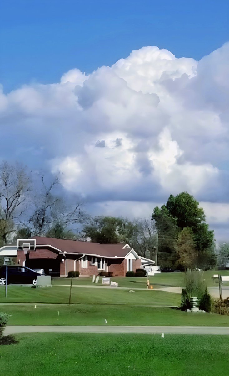 KimLars26489995's tweet photo. I’m kinda offended by this cloud today. I really don’t appreciate this Mother Nature and your negativity. https://t.co/WDPIxM3xxu