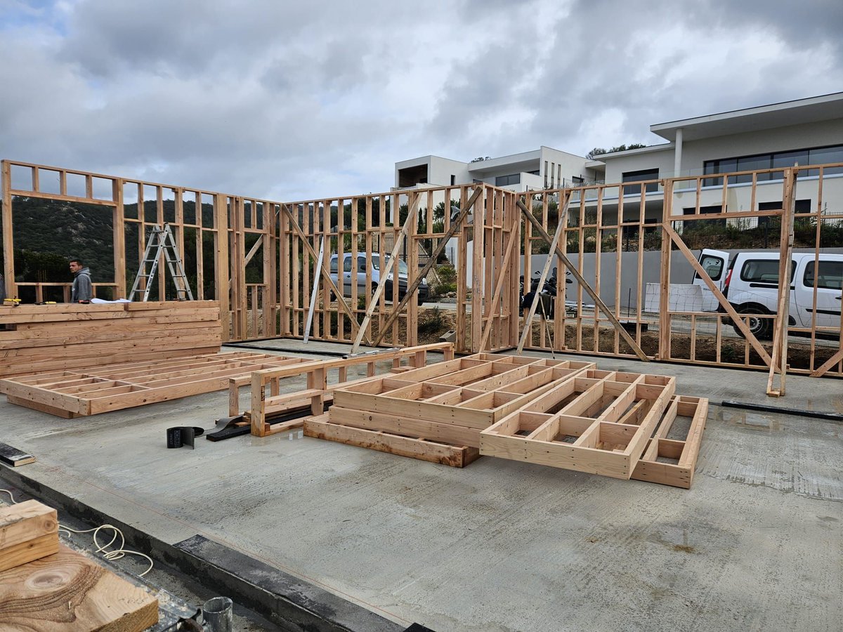 EcoCorseHabitat's tweet photo. Ça y est, toute l'équipe travail sur le chantier, et ça avance vite 😀
https://t.co/aQHWAFjBIR https://t.co/moScXrjQre