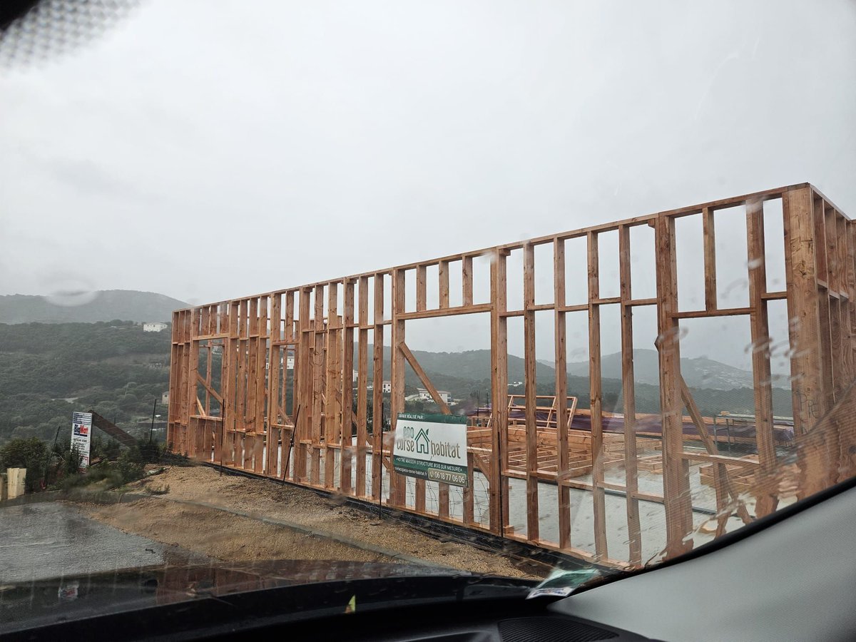 EcoCorseHabitat's tweet photo. Ça y est, toute l'équipe travail sur le chantier, et ça avance vite 😀
https://t.co/aQHWAFjBIR https://t.co/moScXrjQre