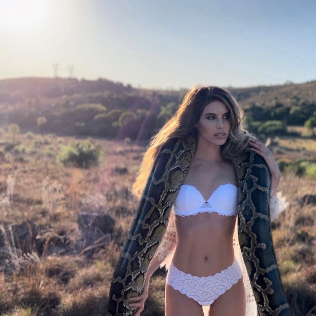 just gave you MILK and HONEY! 

click the link to listen and share your thoughts 💛😍🥰 lnk.to/CaraMilkandHon… 

#NewMusic #OutNow