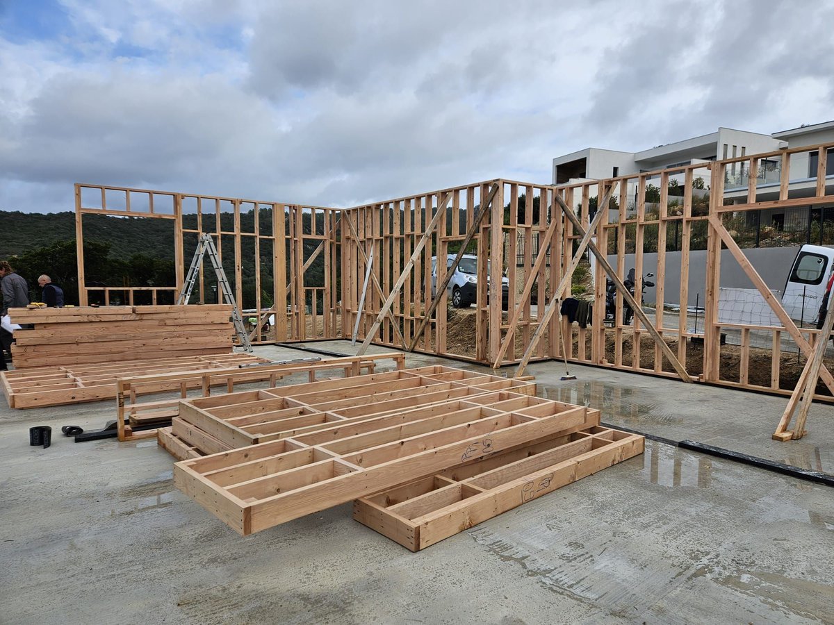 EcoCorseHabitat's tweet photo. Ça y est, toute l'équipe travail sur le chantier, et ça avance vite 😀
https://t.co/aQHWAFjBIR https://t.co/moScXrjQre