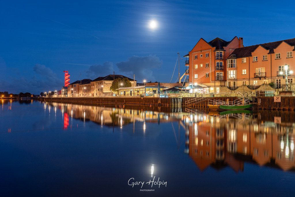 Morning! 🙂 

Finally on my week of photos from an autumn dusk at #Exeter Quay, are some beautiful harbour reflections as dusk turns into night and the moon rises above.

This is my fave this week, if it's yours too, please give it a RT!

#thephotohour #Thursdayvibe #VisitExeter