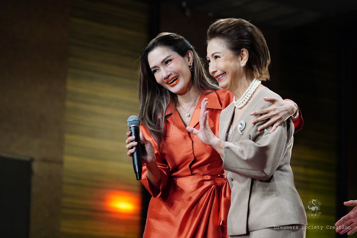 dreamerstv_th's tweet image. 🎉เก็บตกฉากเซอร์ไพร์สแสดงความยินดีกับคุณเพรา เจ้าของรางวัล Social Creator Award พร้อมปาร์ตี้แบบจัดเต็ม

📍แฟน ๆ ที่พลาดสามารถดูย้อนหลังทุกตอนได้ทาง #BUGABOOTV

#Ch7HDDramaSociety
#DreamersSocietyCreation