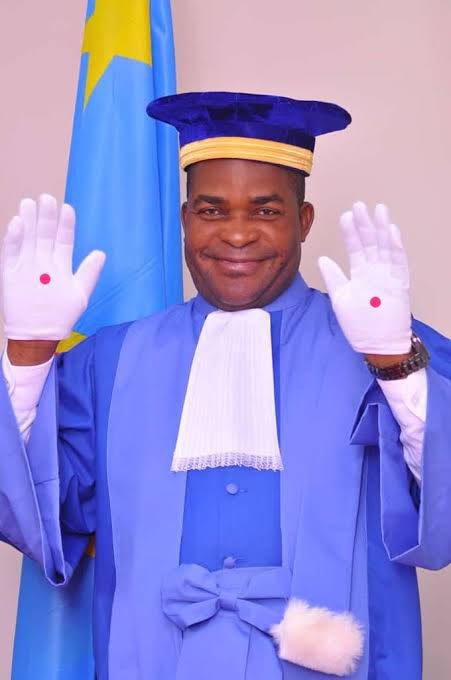 La façon dont ce monsieur est devenu "saint" en #RDC...

Lol.