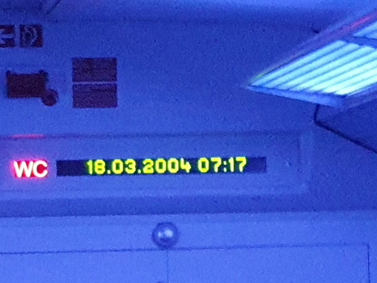 Liebe <a href="/DBRegio_SH/">DB Regio Schleswig-Holstein</a> , ich kann Verspätungen im Nahverkehr irgendwie nachvollziehen: die Weichen können manchmal kaputt sein, usw. Aber warum funktioniert die Digitalisierung so schlecht: nicht mal die Tafelanzeige in RE70 weiß in welchem Jahr wir leben.