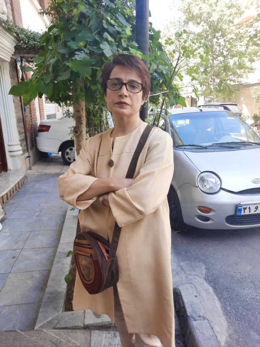 #Iran:
Update: De levens van twee Iraanse prominente mensenrechtenactivisten, #NasrinSotoudeh en nobelprijswinnares #NargesMohammadi, zijn in gevaar in de gevangenissen van het Iraanse criminele regime.

Narges krijgt geen dringende medische zorg vanwege haar weigering om de