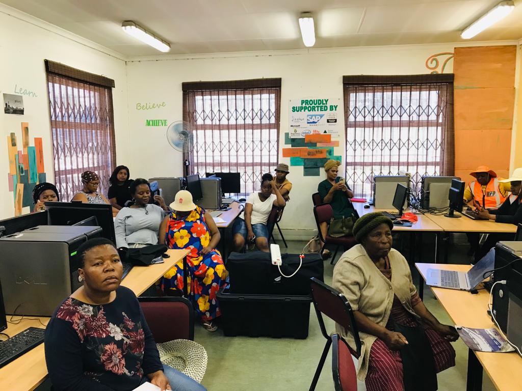 Siyafunda_ctc's tweet photo. 💐Your #business #growth is #important to us. #TBT to one of the #SheMeansBusiness training 👏👏
@Siyafundactc @mustafm 

#shemeansbusiness_za
#SiyafundaCTC
#onlinebusiness
#digitalmarketing https://t.co/faTz2dbkQM
