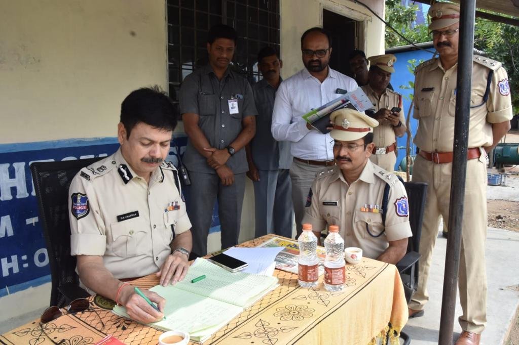 MalkajgiriCop's tweet photo. #CP_Rachakonda Sri.#DS_Chauhan_IPS, along with @DCPMaheshwaram inspected #CAPF accommodation arrangements at Mangalapally. Interacted with #FST team, CAPF, Civil Staff at Inter districtBoarder check post, Mall and given instructions to them about strict implementation of #MCC. https://t.co/yWm7oK4Fcn