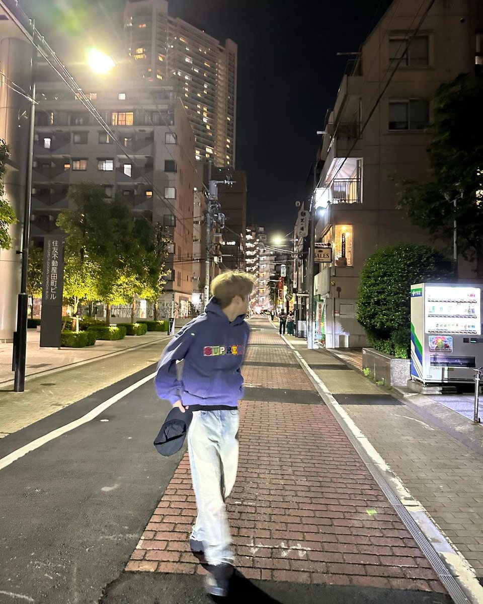 JJHLOOKS's tweet photo. street strolling with jaehyun https://t.co/3uvF0FFjpJ