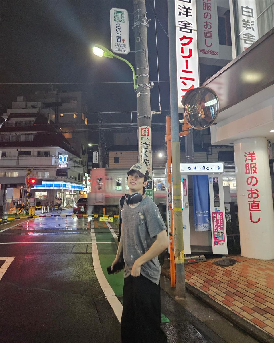 JJHLOOKS's tweet photo. street strolling with jaehyun https://t.co/3uvF0FFjpJ