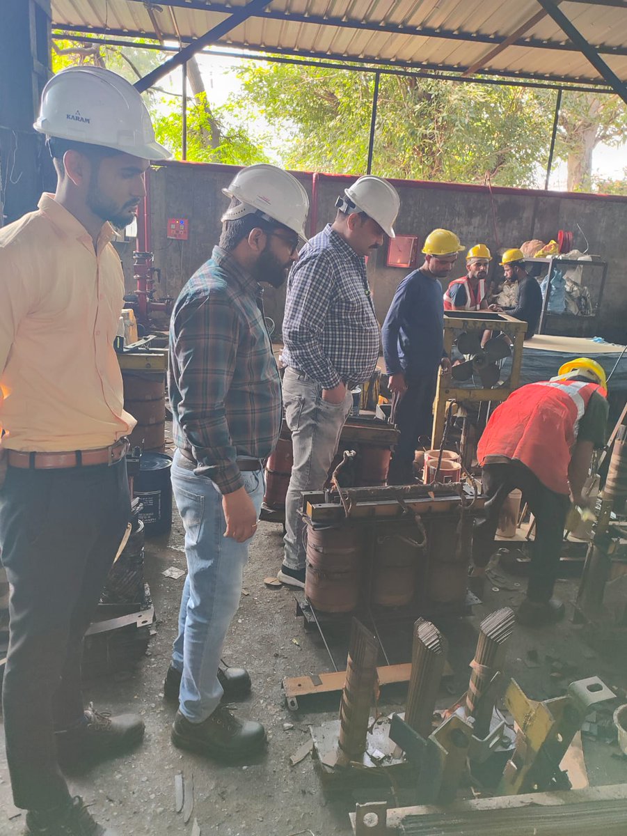कार्यशाला सारसोल पर 1912 की कंप्लेंट को ससमय निस्तारण करने हेतु क्षतिग्रस्त परिवर्तक के मरम्मत का कार्य अनवरत किया जा रहा है। <a href="/aksharmaBharat/">A K Sharma</a> <a href="/dvvnlhq/">Dakshinanchal Vidyut Vitran Nigam Limited</a> <a href="/dvvnlaligarh/">DVVNL ALIGARH</a> <a href="/UPPCLLKO/">UPPCL</a> <a href="/raviagarwal68/">Ravi Kumar Agarwal</a>